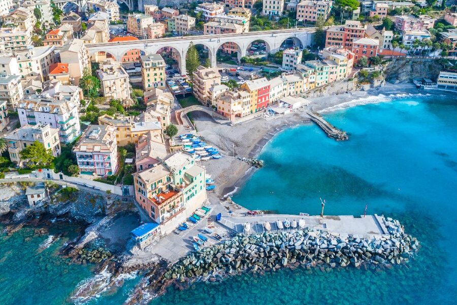 Vista dall'alto di Bogliasco e delle sue spiagge