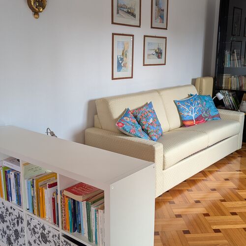 Soggiorno di Casa Puggi Bogliasco con divano letto e libreria