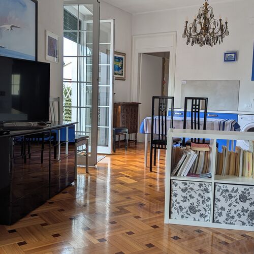 Soggiorno con televisione e accesso al terrazzo