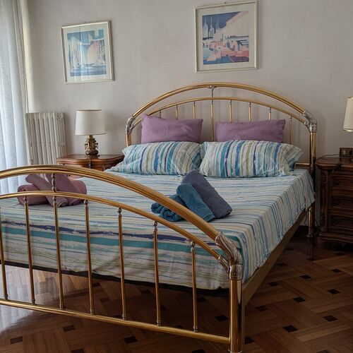 Camera matrimoniale con letto in ferro battuto