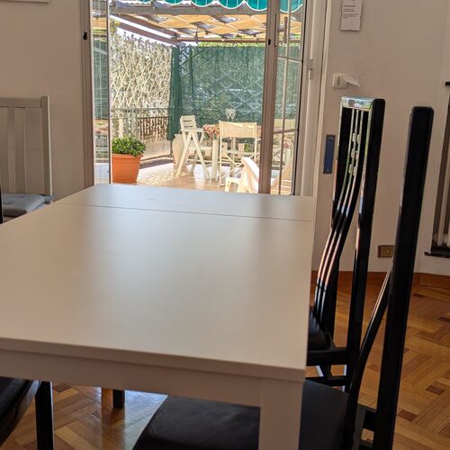 Tavolo da pranzo interno con sedie